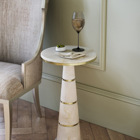 Eleanora Drinks Table