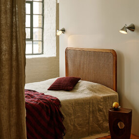 Pose Wall Sconce