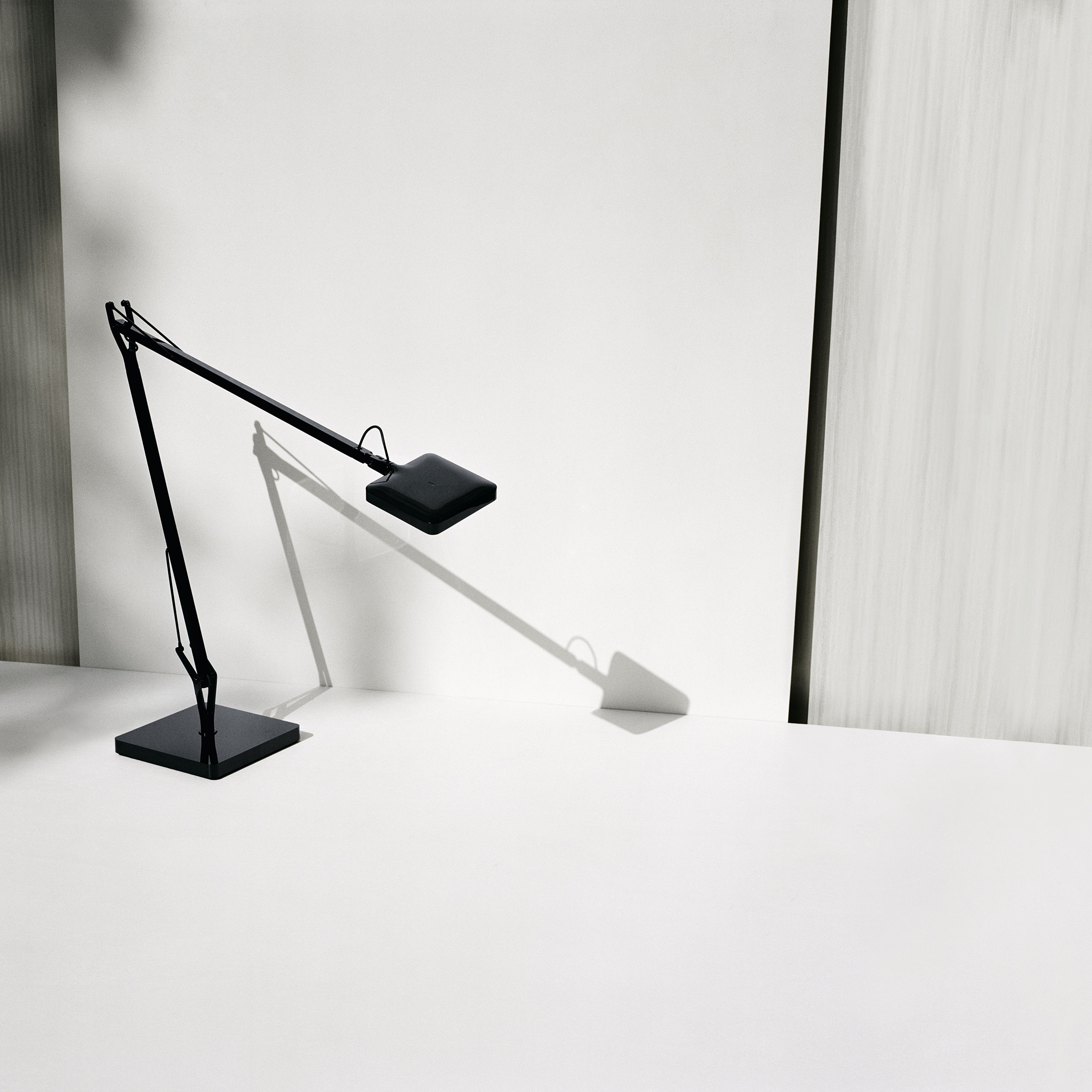 Smile 　FLOS ライト Kelvin LED Desk Lamp with Sensor by FLOS | F3311009 | FLO159094